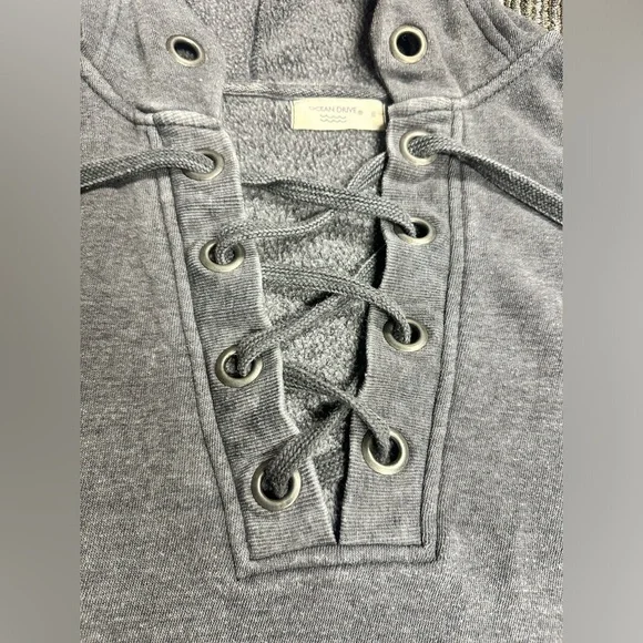 Weathered looking on purpose size small sweatshirt by ocean Drive gray - Picture 3 of 5